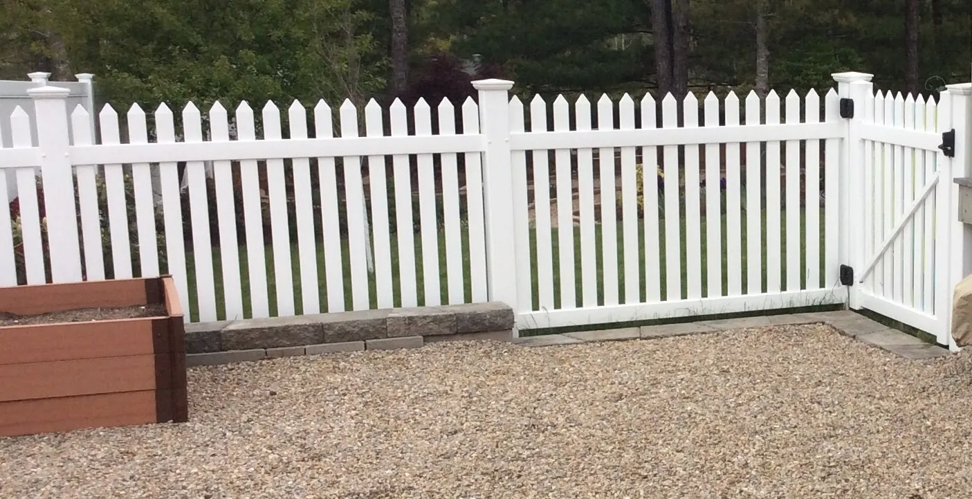 Vinyl arrowhead fence