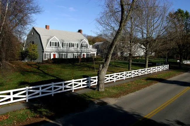 Vinyl crossbuck fence